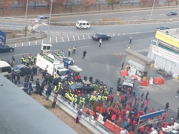 구 노량진수산시장에 단전단수가 시작되면서, 상인들은 농성을 이어갔다.