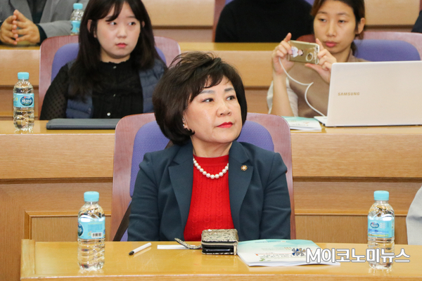 김순례 자유한국당 의원이 14일 오전 국회 의원회관에서 열린 '사립유치원 이대로 지속가능한가' 토론회에서 참석자들의 인사말을 듣고 있다. <사진 : 박종호 기자>