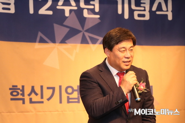 김선동 자유한국당 의원이 16일 오후 서울 여의도 켄싱턴호텔에서 열린 'M이코노미뉴스 창립 12주년 기념식'에 참석해 축사를 하고 있다. <사진 : 박홍기 기자>