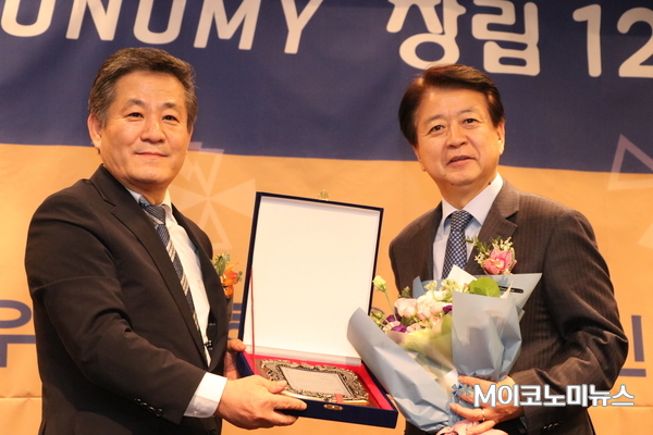 노웅래 더불어민주당 의원(우)과 조재성 M이코노미뉴스 대표이사(좌) / 사진 : 박홍기 기자