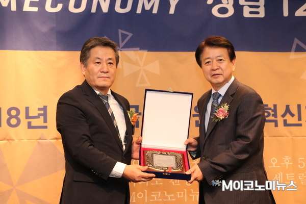 조재성 M이코노미뉴스 대표(왼쪽)와 노웅래 더불어민주당 의원(오른쪽). 사진 : 박홍기 기자