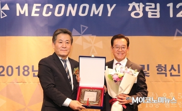 조재성 M이코노미뉴스 대표(왼쪽)와 이종배 자유한국당 의원(오른쪽). 사진 : 박홍기 기자