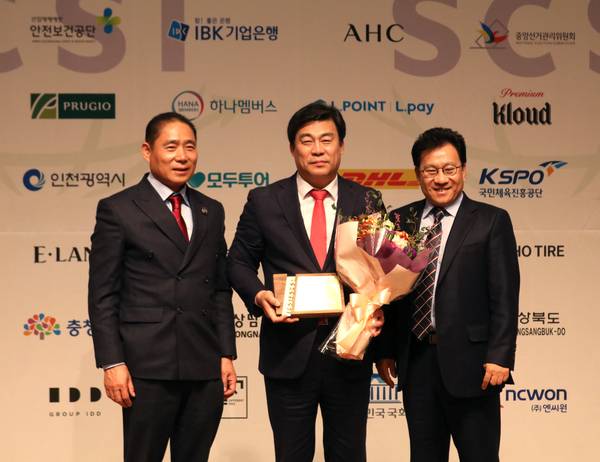 김선동 자유한국당 의원(가운데)은 22일 서울 태평로 프레스센터에서 열린 '제11회 대한민국 국회의원 소통대상'에서 대상을 수상했다. / 사진 : 김선동 의원실