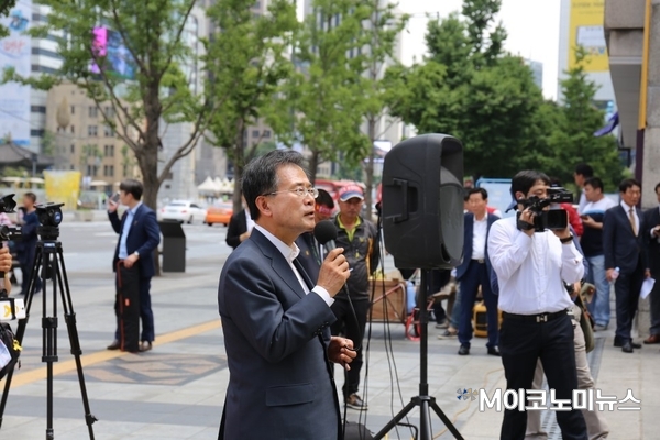 2017년 당시 윤영일 의원이 어민들에게 피해보상이 갈 수 있게 최선을 다 하겠다고 밝히고 있다. 이후 윤영일 의원은 세월호피해지원법 개정안을 대표발의 했고, 올해 2월20일 국회 본회의를 통과해 어민들이 피해보상을 받을 수 있는 길이 열렸다.