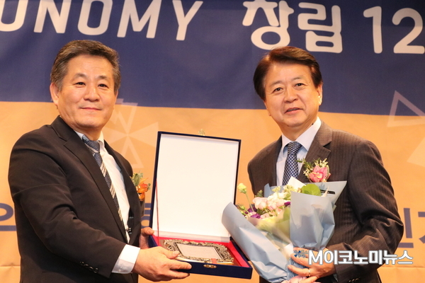 노웅래 더불어민주당 의원이 지난달 16일 서울 여의도 켄싱턴 호텔에서 열린 M이코노미뉴스 선정 ‘2018년 우수국회의원 상’ 시상식에서 상을 수상한 후, 조재성 M이코노미뉴스 대표이사와 함께 기념 촬영을 하고 있다. <사진 : M이코노미DB>