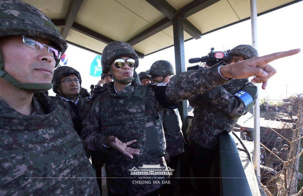 남북공동유해발굴을 위한 지뢰 제거작업 현장을 찾아 시찰 중인 임종석 대통령 비서실장 / 사진 : 청와대 페이스북
