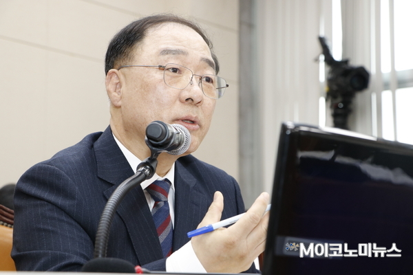 의원 질의에 답변하는 홍 후보자