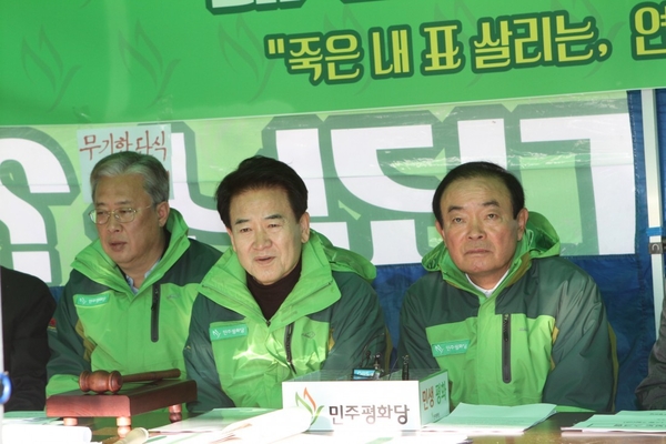 연동형 비례대표제 도입을 요구하며 국회 앞에 천막을 치고 단식 중인 정동영 민주평화당 대표(가운데)와 장병원 민주평화당 원내대표(오른쪽) / 사진 : 민주평화당