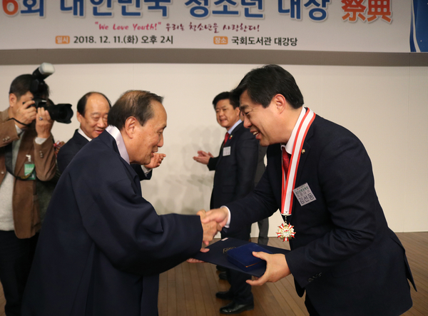 11일(목) 국회 도서관 대강당에서 열린 ‘제16회 대한민국 청소년대상 제전’에서 의정부문 대상을 수상하여 축하를 받고 있다.<사진 : 김선동 의원실>