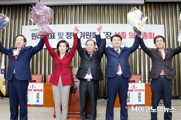 11일 자유한국당 새 원내대표로 선출된 나경원 신임 원내대표와 정용기 신임 정책위의장이 김병준 비상대책위원장과 김성태 전 원내대표, 함진규 전 정책위의장과 함께 당선 축하를 받고 있다. / 사진 : 김선재 기자