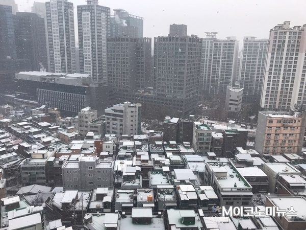 눈 내리는 서울. 기상청은 당초 13일 아침 서해안에서 유입되는 따뜻한 기류의 영향으로 눈 구름대가 발달해 많은 눈이 내릴 것으로 예상했지만, 눈 구름대가 예상보다 약하게 발달하면서 예상보다 적은 눈이 내리고 있다. 기상청에 따르면 이날 오후까지 중부서해안은 1~3cm, 중부내륙은 1cm 내외의 눈이 내리겠다. / 사진 : 최종윤 기자
