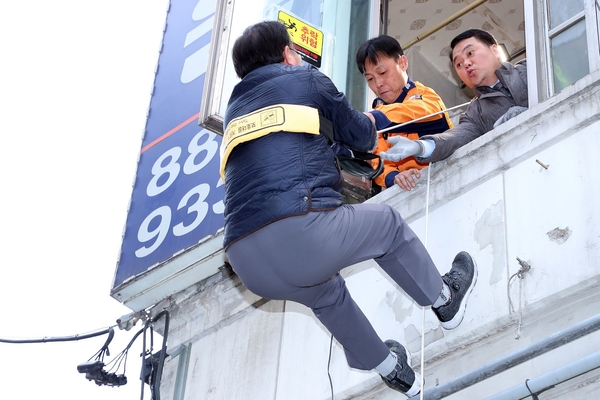 김부겸 행정안전부 장관이 지난 11일 서울 관악구 봉천동의 한 고시원에서 동절기 화재예방 설비 등 안전점검을 한 뒤 완강기를 이용해 건물을 내려오고 있다. (사진 : 김부겸 장관 페이스북) 