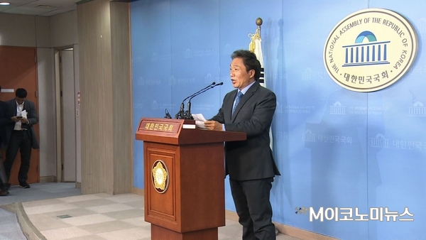 이학재 바른미래당 의원이 18일 서울 여의도 국회 정론관에서 자유한국당 복당 선언 기자회견을 하고 있다. <사진 : 박홍기 기자>