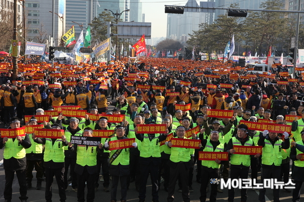 택시업계가 20일(목) 14시 국회 앞에서 카카오의 카풀서비스에 반대하는 집회를 열고 있다. < 사진 : 김선재 기자 >