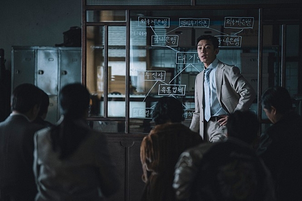 영화 '국가부도의 날'에서 윤정학(유아인 분)이 은행·기업의 마구잡이식 단기외채 차입 및 무분별한 대출로 인한 문제점을 지적하는 장면 / 자료 : 네이버 영화
