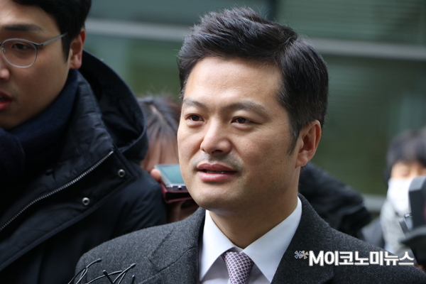 청와대 특별감찰반의 민간인 사찰 의혹 등을 제기한 김태우 수사관이 오늘(10일) 오전 서울동부지방검찰청에 참고인 신분으로 검찰소환 조사에 출석하고 있다.<사진 : 김선재 기자>