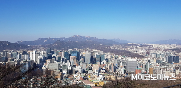 17일 오후 남산에서 바라본 서울 하늘. 맑은 가운데, 미세먼지 층이 희미하게 형성돼 있다.