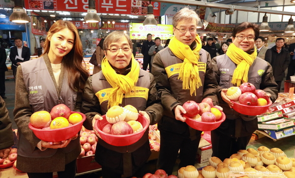 23일 서울 양천구 신영시장에서 열린 '전통시장 사랑나눔' 행사에서 참석자들이 과일 바구니를 들고 있다. 왼쪽부터 김정화 기아대책 홍보대사, 윤석헌 금융감독원장, 허인 KB국민은행장, 유원식 기아대책 회장 <사진 : KB국민은행>