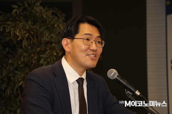 강유덕 한국외국어대학교 교수