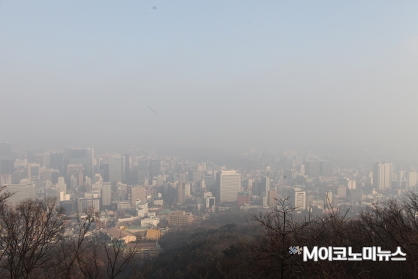 ▲ 1월23일 초미세먼지 농도 '나쁨'단계일 때 남산 전망대에서 찍은 서울의 하늘.
