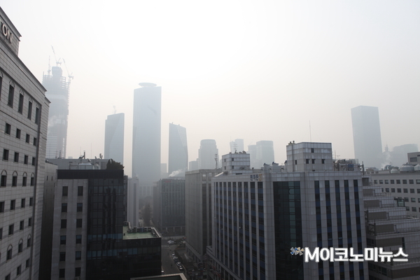 1월14일 서울 여의도 일대가 고농도 미세먼지로 인해 뿌옇다.