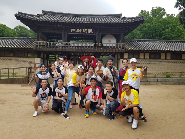 대만 삼립TV 예능프로인 종예완흔대의 민속촌 촬영모습
