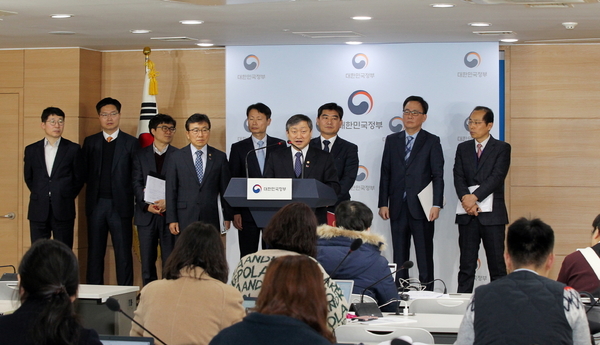 박백범 교육부차관은 2월 19일(화) 오전 정부서울청사에서 문재인 정부의 포용국가 사회정책 추진계획과 아동분야 투자확대 추진배경 및 향후계획에 대한 발표했다. 정부는 올해 2학기 고등학교 3학년 부터 고교 무상교육을 도입해 2021년 이를 고교 전 학년으로 확대하겠다는 계획을 밝혔다.<사진 : 교육부>