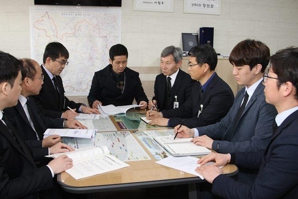 상주시 공무원들이 21일 검은색 계통의 옷과 넥타이를 메고 업무를 보고 있다. <사진 : 상주시>