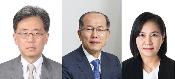 김현종 신임 국가안보실 제2차장(좌)과 에 김유근 국가안보실 제1차장(중), 유명희 산업통상자원부 통상교섭본부장(우). <사진 : 청와대>