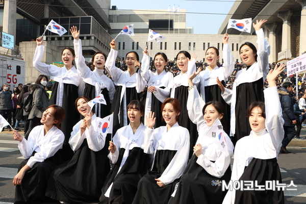 사단법인 미스코리아 녹원회의 미스코리아 13인이 1일 광화문 광장에서 열린 '3.1운동 100주년 기념식'에 참석해 태극기 행렬에 동참했다.