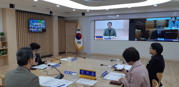김희겸 행정1부지사가 2일 오후 2시부터 진행된 '한국유치원총연합회(이하 한유총)의 유치원 개학연기 발표' 관련 교육부 등 5개 관계부처 차관 주재시도 부단체장 긴급영상회의에 참석하고 있다. <사진 : 경기도>