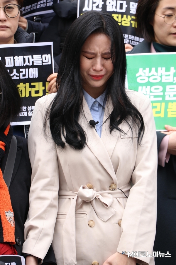 배우 윤지오 씨가 15일 오전 서울 세종문화회관 계단에서 열린 '김학의 전 법무부 차관 등에 의한 성폭력 사건 및 고 장자연 씨 사건 진상규명 촉구 기자회견'에 참석해 발언을 한 후 감정에 북받혀 눈물을 흘리는 모습