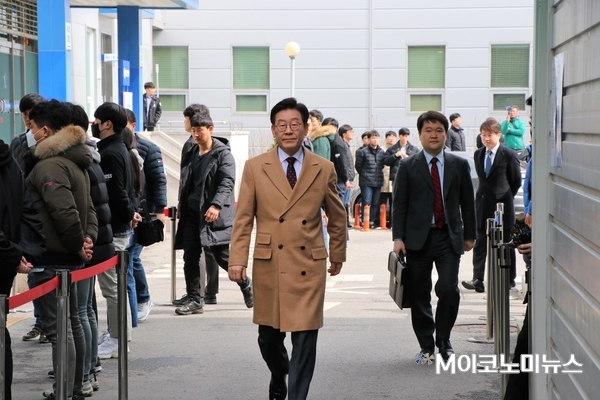 21일 12차 공판 참석을 위해 수원지법 성남지원 법정에 들어서고 있는 이재명 경기도지사<사진 : 최종윤 기자>