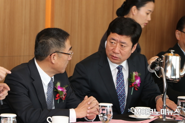 유창송 중국영성시정부 시장이 지빈창 산둥성 공업화·정보화청장과 대화를 나누고 있다. 