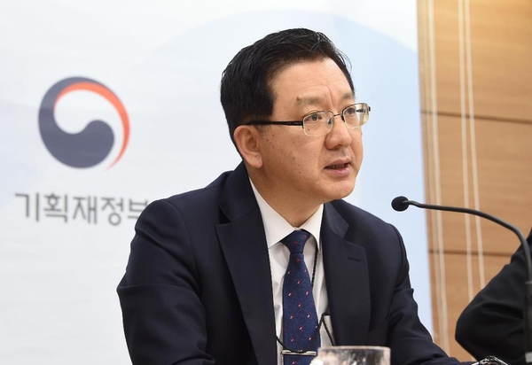 2일 오후 정부세종청사에서 이승철 기획재정부 재정관리관이 '예비타당성조사 제도 개편방안' 관련 브리핑을 하고 있다. / 사진 : 기획재정부