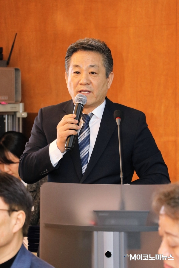 경기영상위원회 신임 조재성 위원장이 인사말을 하고 있다. 이날 경기영상위원회 위촉식은 위원장과 위원들간 간담회 형식으로 진행됐다.