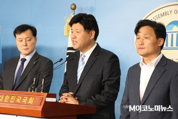 왼쪽부터 조계원 경기도지사 정책보좌관, 김용 경기도 대변인, 김영진 더불어민주당 의원