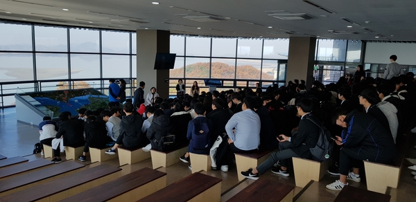 2018년도 교육 당시 오두산 전망대에서 북녘땅을 바라보며 강의를 듣는 학생들< 사진 : 경기도 >