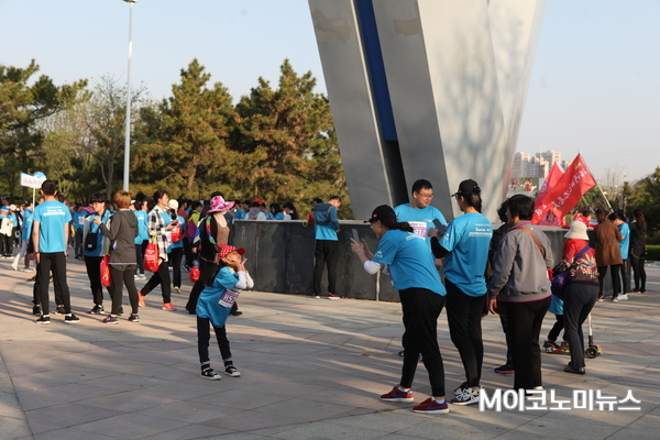 경기전 비장한 선수들과 다르게, 많은 사람들이 가족단위로 참가해 하나의 축제장을 연상케 했다. 엄마 앞에서 포즈를 취하는 어린아이 모습.