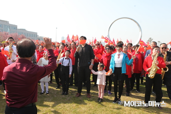 이날 경기장 일대에서는 경기와 함께 전통 노래, 춤 등 다양한 공연이 함께 펼쳐졌다.