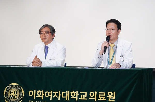 8일 오전 서울 강서구 이대서울병원에서 열린 기자간담회에서 문병인 이화의료원장(왼쪽)과 편욱범 이대서울병원장(오른쪽)이 기자들의 질문의 답변하고 있다. <사진 - 이화의료원>