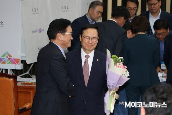 우원식 전 원내대표가 수고했다고 홍영표 원내대표에게 꽃다발을 전달하고 있다. <사진 : 김선재 기자>
