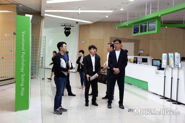 중국 영성시 대표단이 '한국잡월드'를 찾아 설명을 듣고 있다.