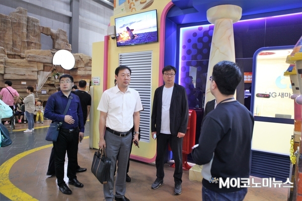 '한국잡월드' 소개를 받고 있는 영성시위원회 호운각여행리조트구 정약문 서기(우측에서 2번째)와 상무국 노영환 국장(좌측에서 2번째)