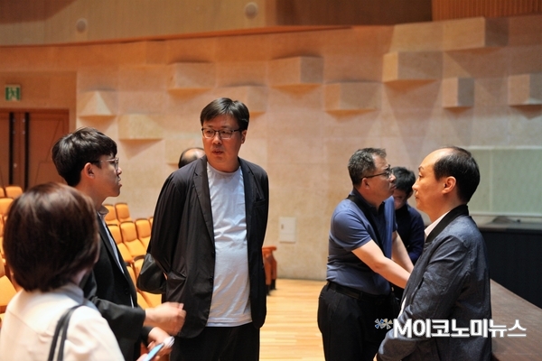 중국 산둥성 호운각여행리조트구 정약문 서기(왼쪽에서 3번째)가 성남아트센터 오페라하우스에서 관계자의 설명을 듣고 있다.