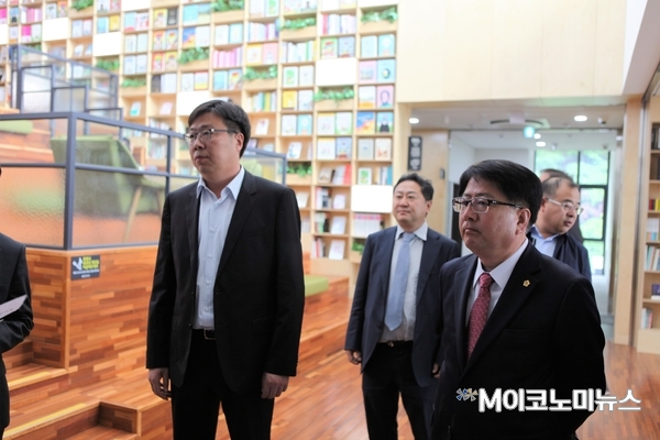 이날 수원시립광교푸른숲도서관에서는 경기도의회 조광희 제2교육위원장이 함께 일행을 맞이하며, 향후 교류협력 방안을 논의했다. <중국 산둥성 호운각여행리조트구 정약문 서기(왼쪽), 경기도의회 조광희 제2교육위원장(오른쪽)>