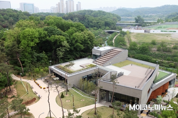 영성시 대표단은 호수와 숲을 배경으로 지어진 광교푸른숲도서관의 건물에 큰 관심을 보였다.