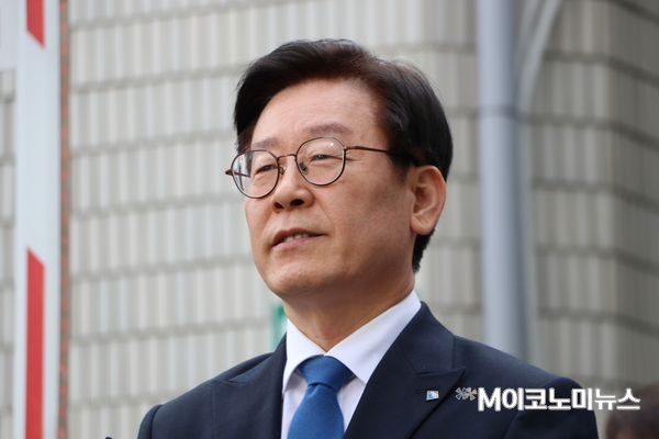 선고 공판을 나온 이재명 경기도지사가 기자들의 질문에 답하고 있다. <사진 : 박홍기 기자>