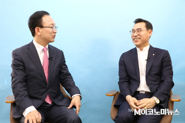 M이코노미 미니스튜디오에서 배종호 앵커(좌)와 비타민하우스 김상국 대표(우)가 대담을 나누고 있다.