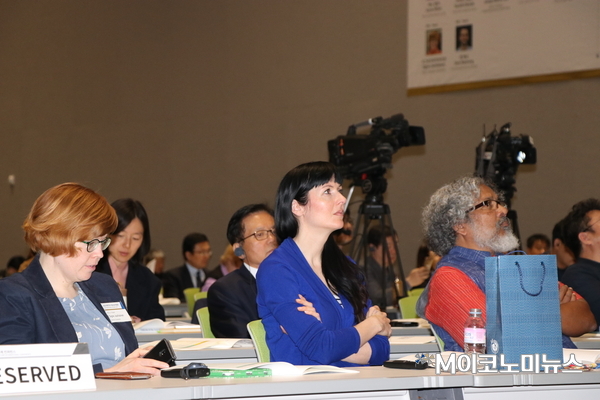 왼쪽부터 시그네 야우히아이넨 핀란드 사회보험국 선임경제학자, 레베카 파니안 스위스 라이나우시 기본소득 실험 책임자, 사라트 다발라 기본소득지구네트워크 부의장